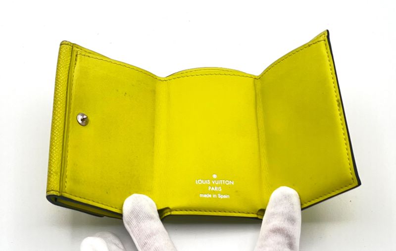 Louis Vuitton Wallet Trifold Wallet Taiga Llama Discovery Compact M67629