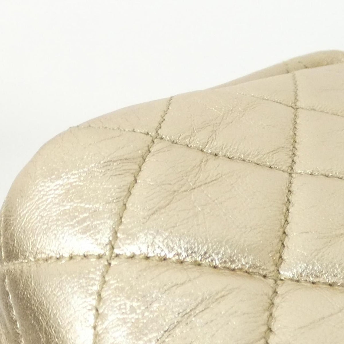 Chanel Pouch Gold — view 3