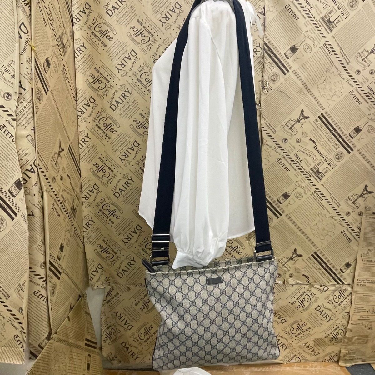 Gucci GG Supreme Shoulder Bag Navy School Commuting — view 10