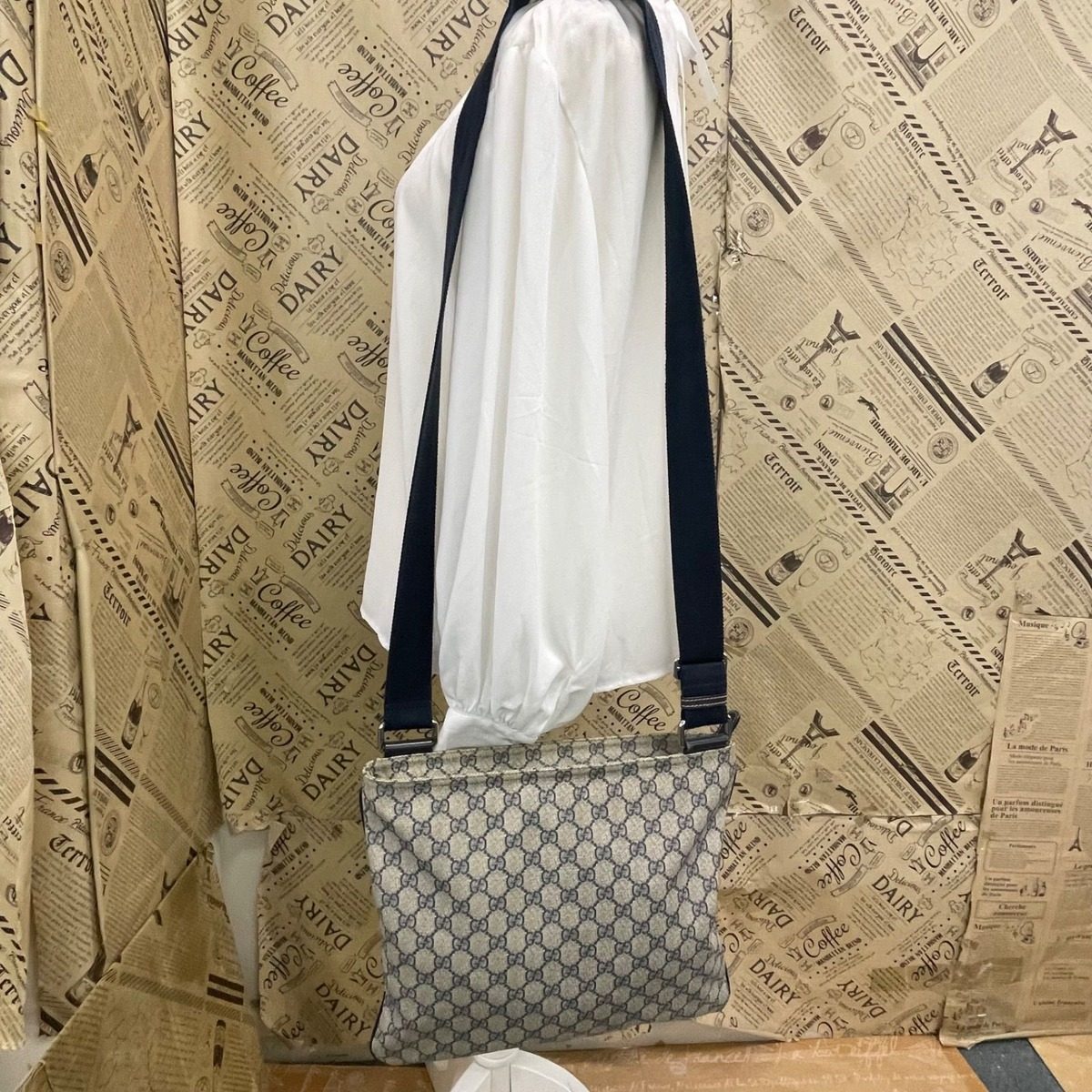 Gucci GG Supreme Shoulder Bag Navy School Commuting — view 11