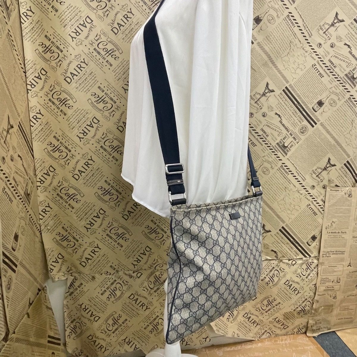 Gucci GG Supreme Shoulder Bag Navy School Commuting — view 12