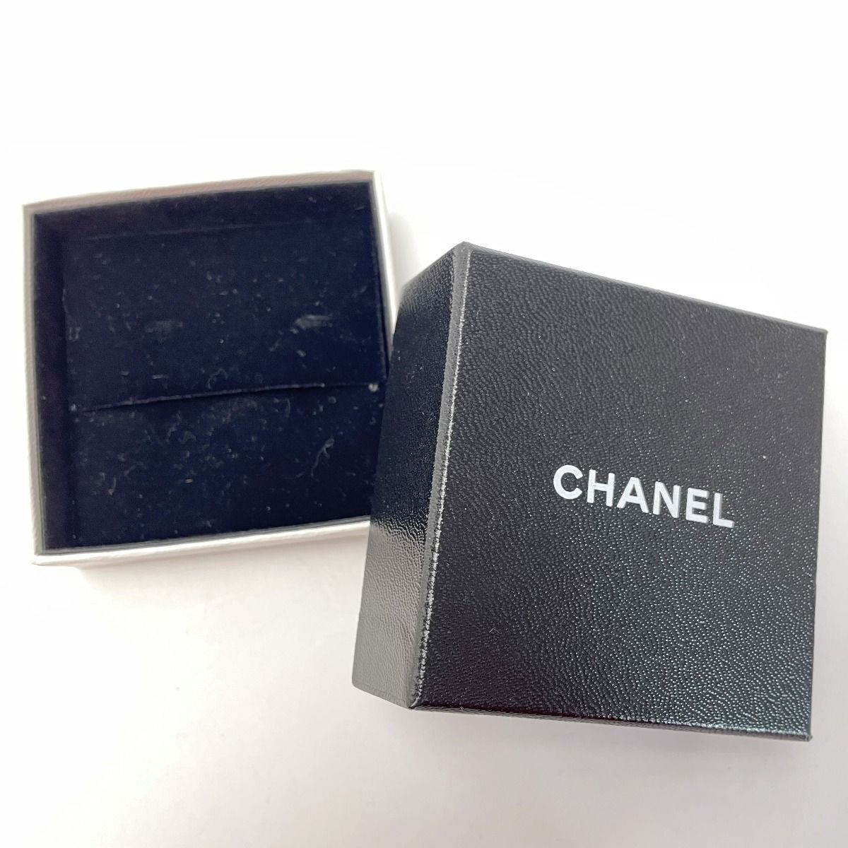 Chanel Plated Fake Pearl 94a Gold Vintage Earring with Box
