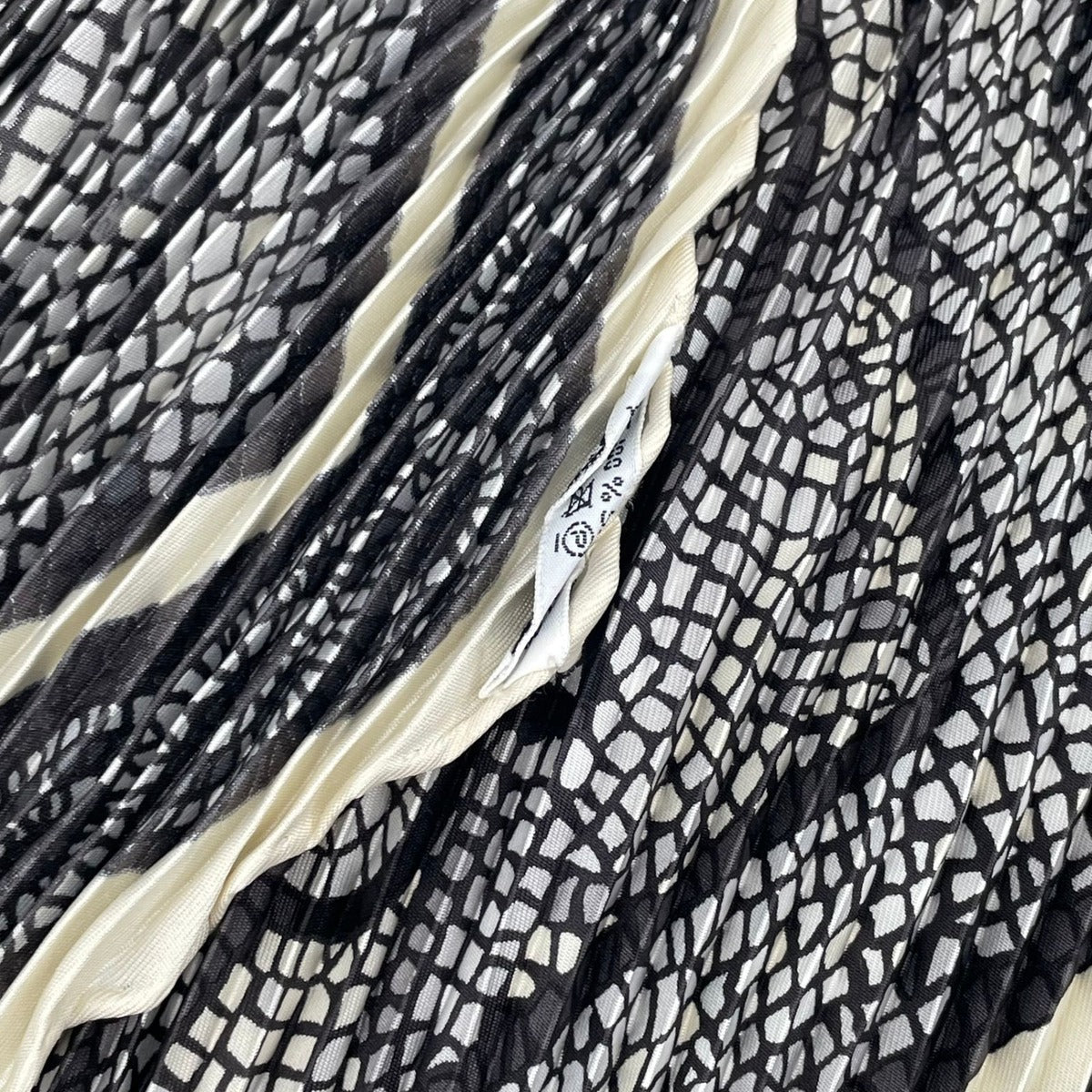 Hermes Scarf Pleated Silk Sous le Cedre Under the Himalayan Cedar White — view 7