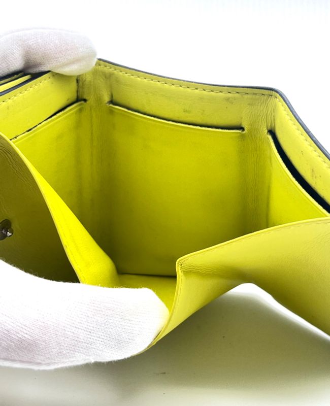 Louis Vuitton Wallet Trifold Wallet Taiga Llama Discovery Compact M67629