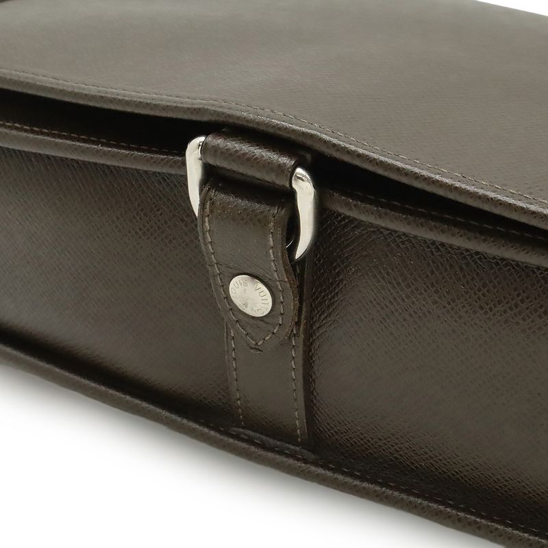 Louis Vuitton Taiga Andrei Shoulder Bag Messenger Bag Crossbody Leather Grizzly