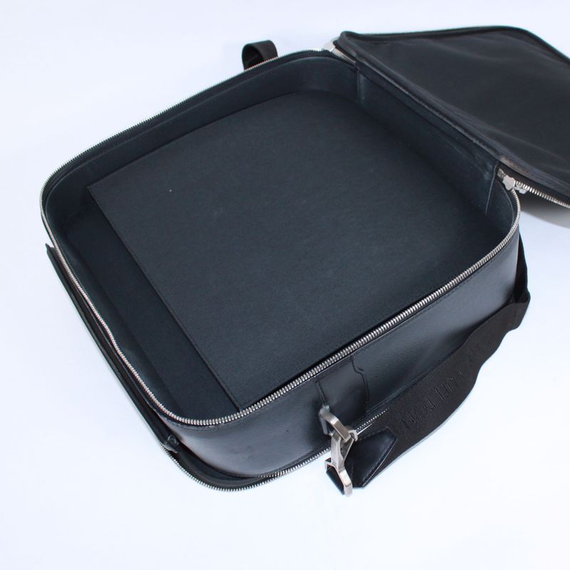 Louis Vuitton Taiga Ardoise Leather Black Shoulder Bag Silver M30762