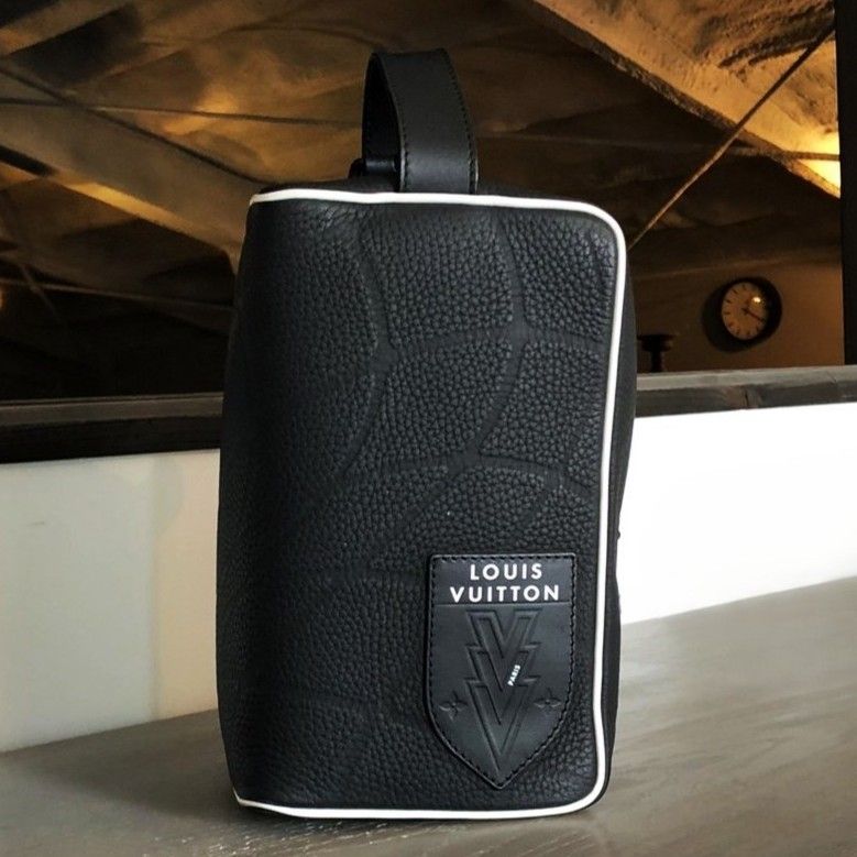 Backpack / Louis Vuitton Cloak Dop Kit 2022 FIFA World Cup Limited Edition