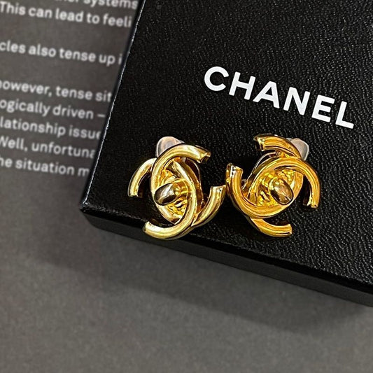 Chanel 21114899023030 96P Turnlock Coco Mark Earrings Ladies Gold -