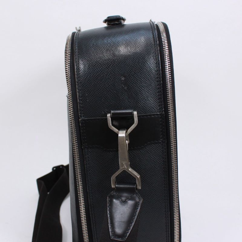 Louis Vuitton Taiga Ardoise Leather Black Shoulder Bag Silver M30762