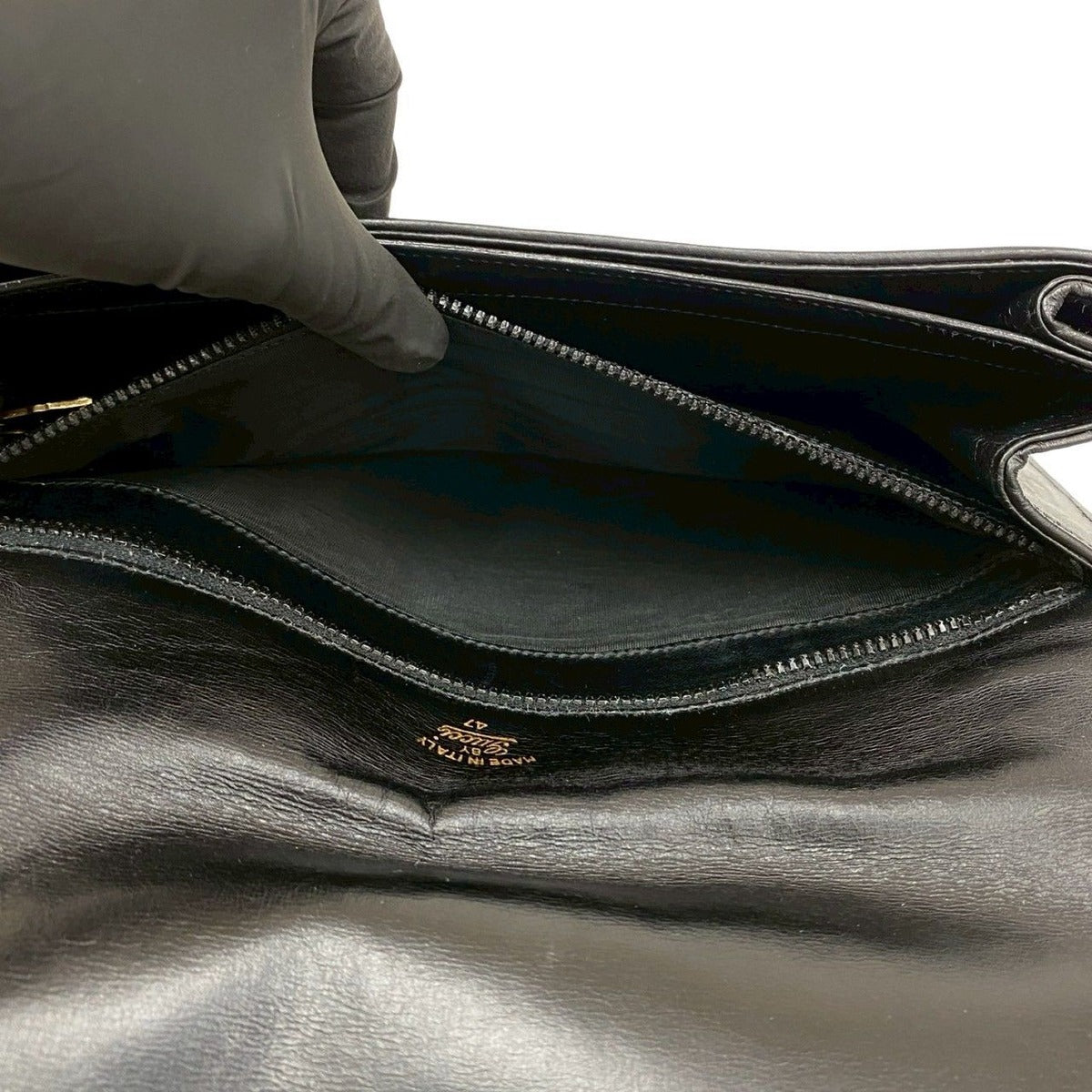 Gucci Vintage Logo Gold Leather Shoulder Bag Pochette Black — view 10