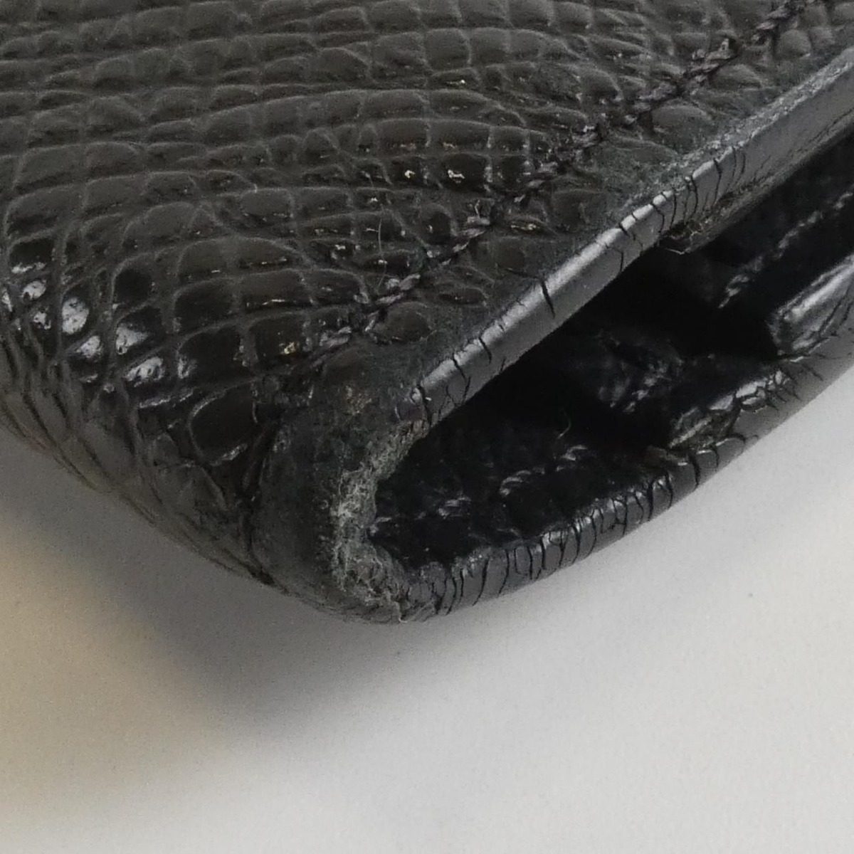 Louis Vuitton Taiga Portefeuille Ron Billfold Wallet — view 3