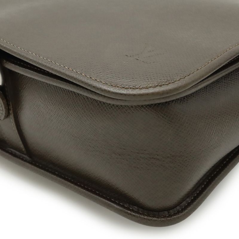 Louis Vuitton Taiga Andrei Shoulder Bag Messenger Bag Crossbody Leather Grizzly