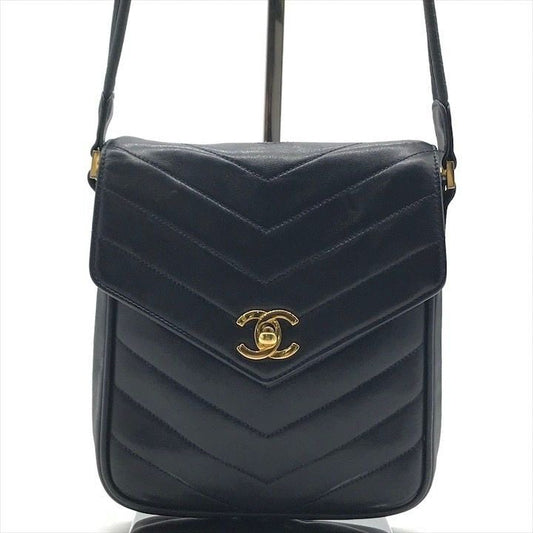 Chanel CC Logo Turnlock Chez Blanc Lambskin Shoulder Bag Navyware