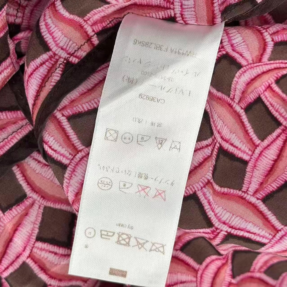 Louis Vuitton T-Shirt Short Sleeve LV Logo Silk Pink — view 7