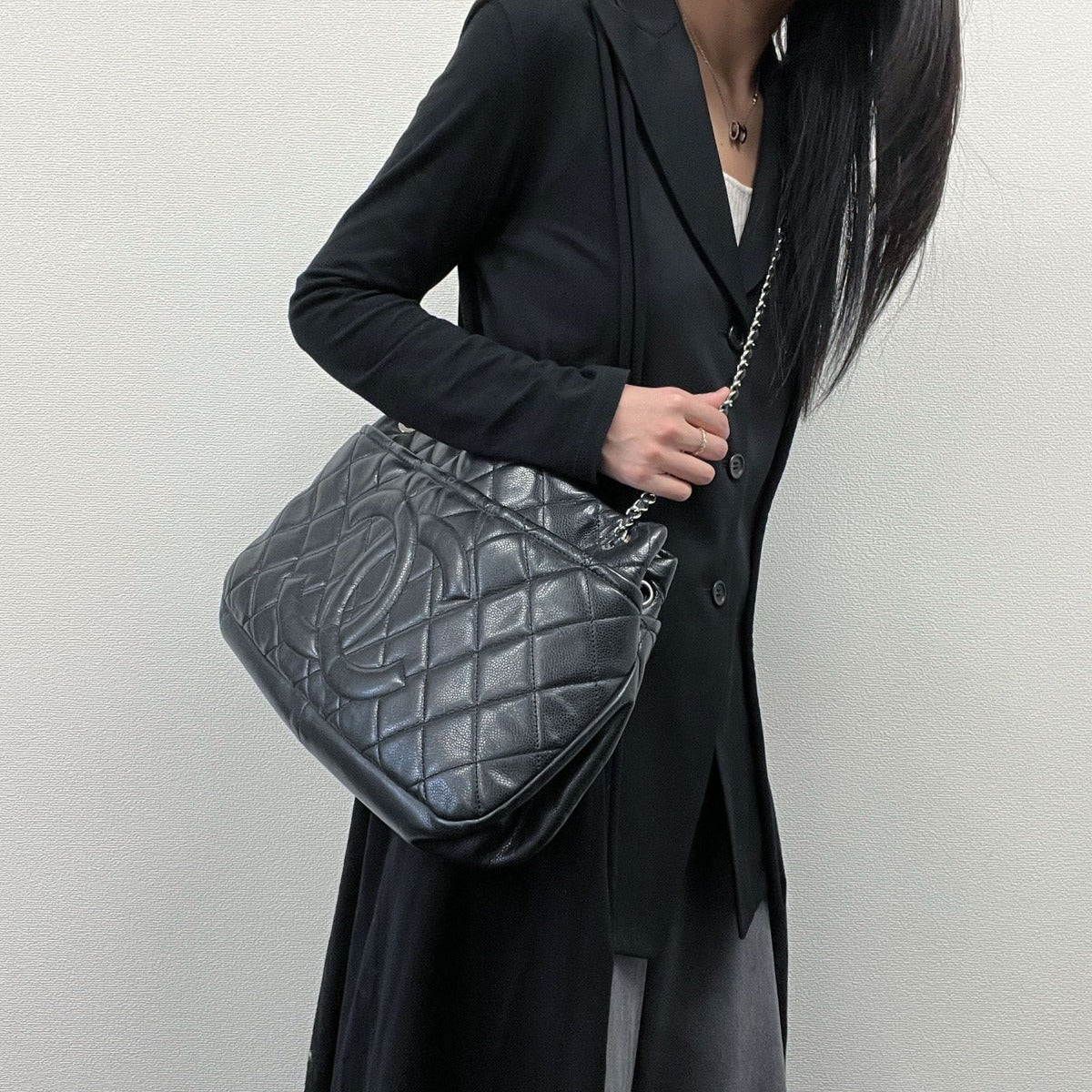 Chanel CC Logo Quilted Shoulder Bag Black Leather Vintage — view 2