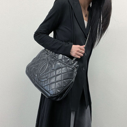 Chanel CC Logo Quilted Shoulder Bag Black Leather Vintage — view 2