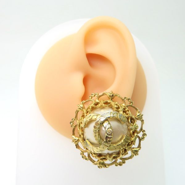 Chanel Earring 29 Engraved Vintage Coco Mark GP Fake Pearl Round Vintage Chanel