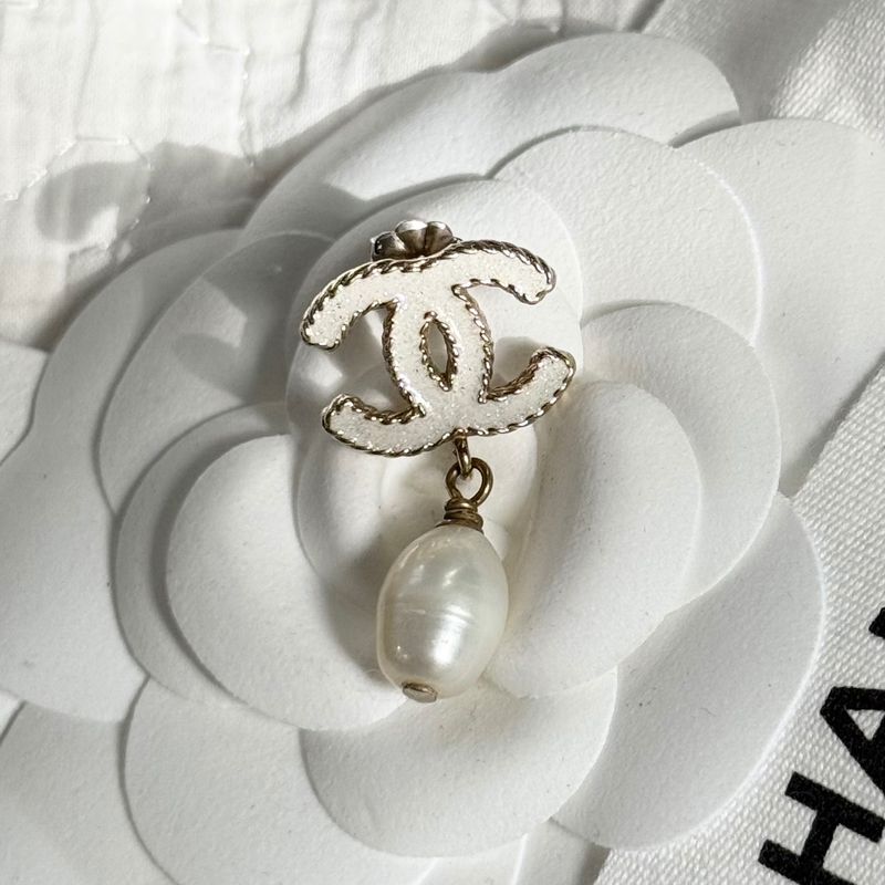 Chanel Coco Mark Chain Pearl Earrings for One Ear Gold White