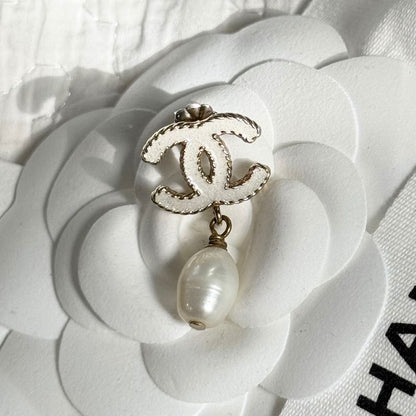 Chanel Coco Mark Chain Pearl Earrings for One Ear Gold White