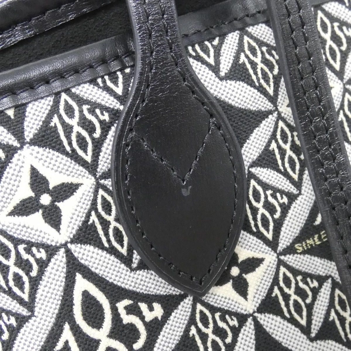 Louis Vuitton Neverfull MM Bag — view 5