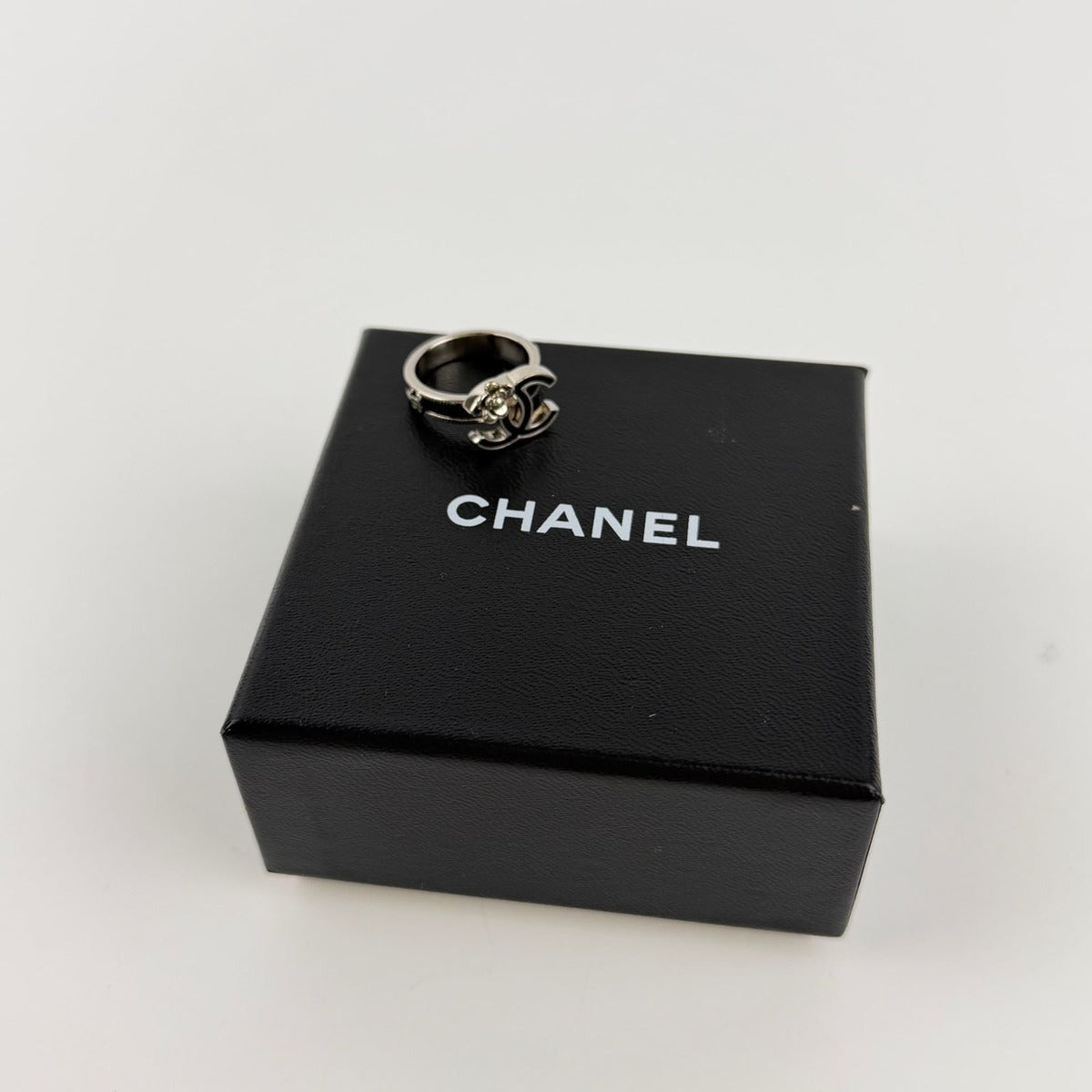 Chanel CC Logo Camellia Ring Silver Black Vintage — view 2