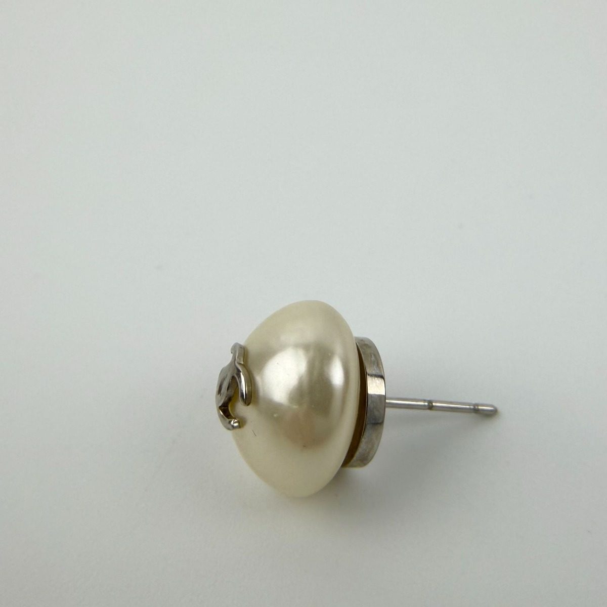 Chanel CC Logo Single Earrings Faux Pearl Silver Vintage — view 4