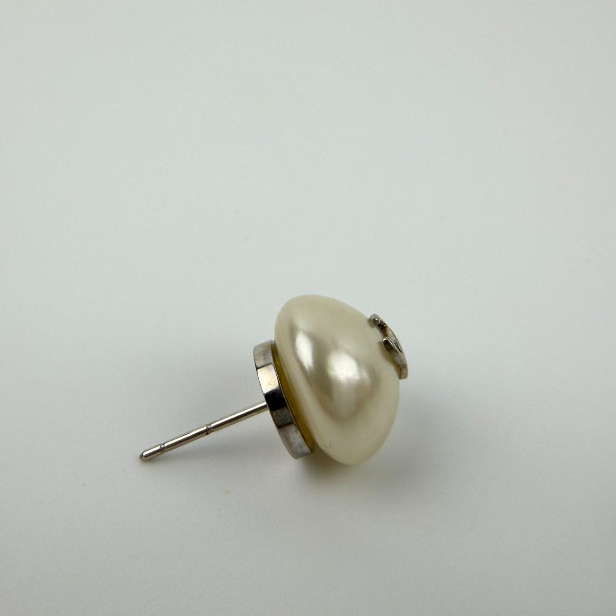 Chanel CC Logo Single Earrings Faux Pearl Silver Vintage — view 5