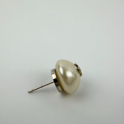 Chanel CC Logo Single Earrings Faux Pearl Silver Vintage — view 5