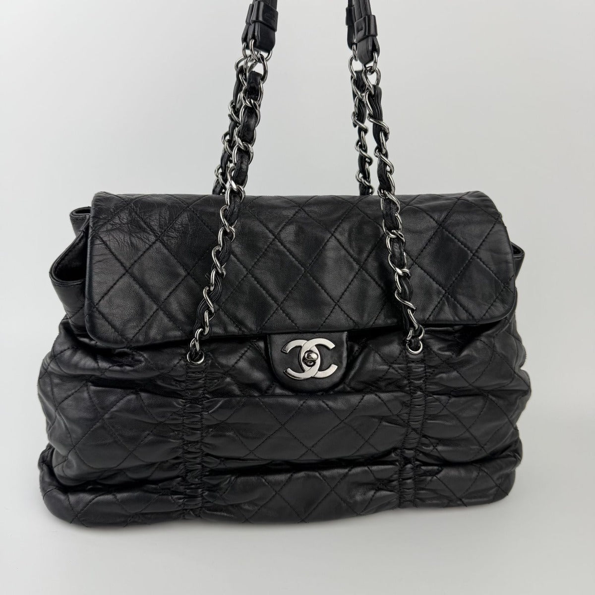 Chanel CC Logo Quilted Chain Shoulder Bag Black Leather Vintage — view 2
