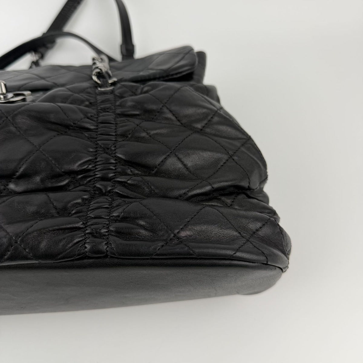 Chanel CC Logo Quilted Chain Shoulder Bag Black Leather Vintage — view 7