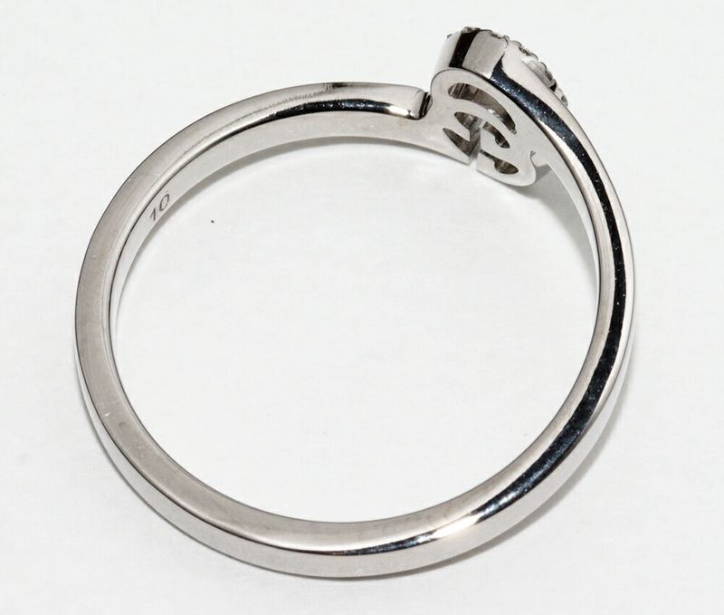 Gucci 18K White Gold Ring With 23 Diamonds (approx 012ct) GG Running Ring Width
