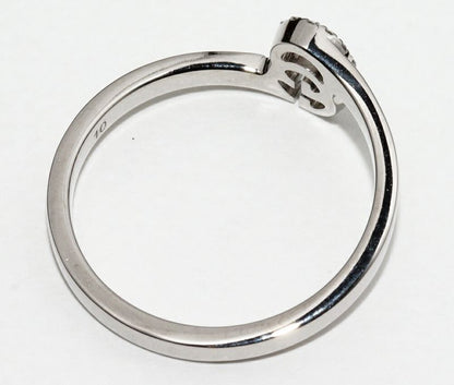 Gucci 18K White Gold Ring With 23 Diamonds (approx 012ct) GG Running Ring Width