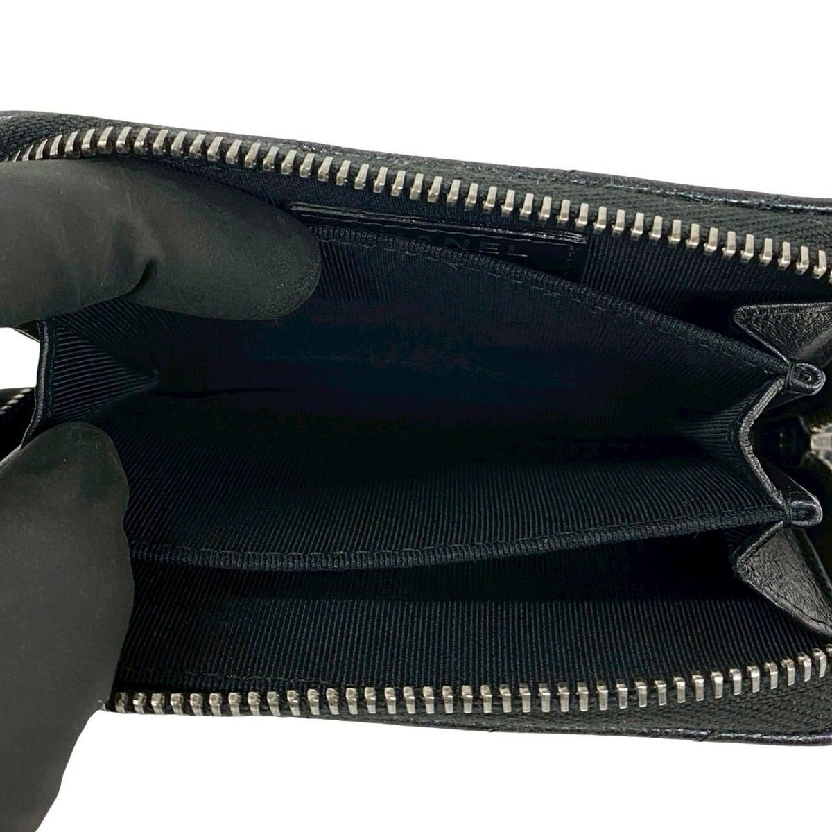 Chanel With CC Logo Chew Blanc Caviar Leather Coin Purse Black — view 8