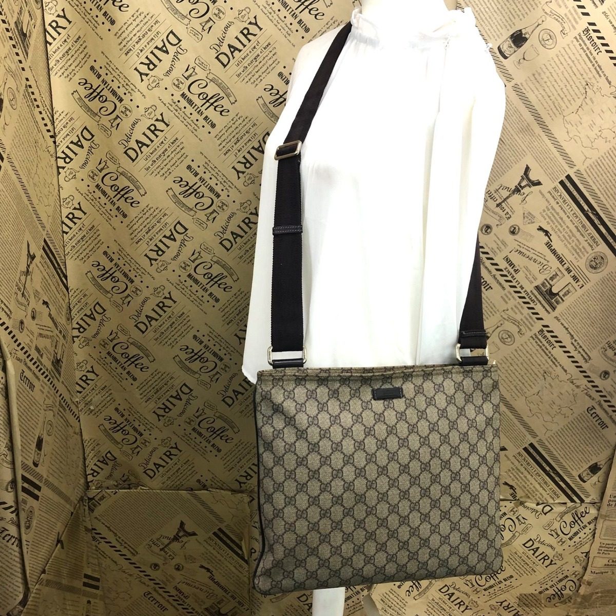 Gucci GG Pattern Supreme Shoulder Bag — view 3