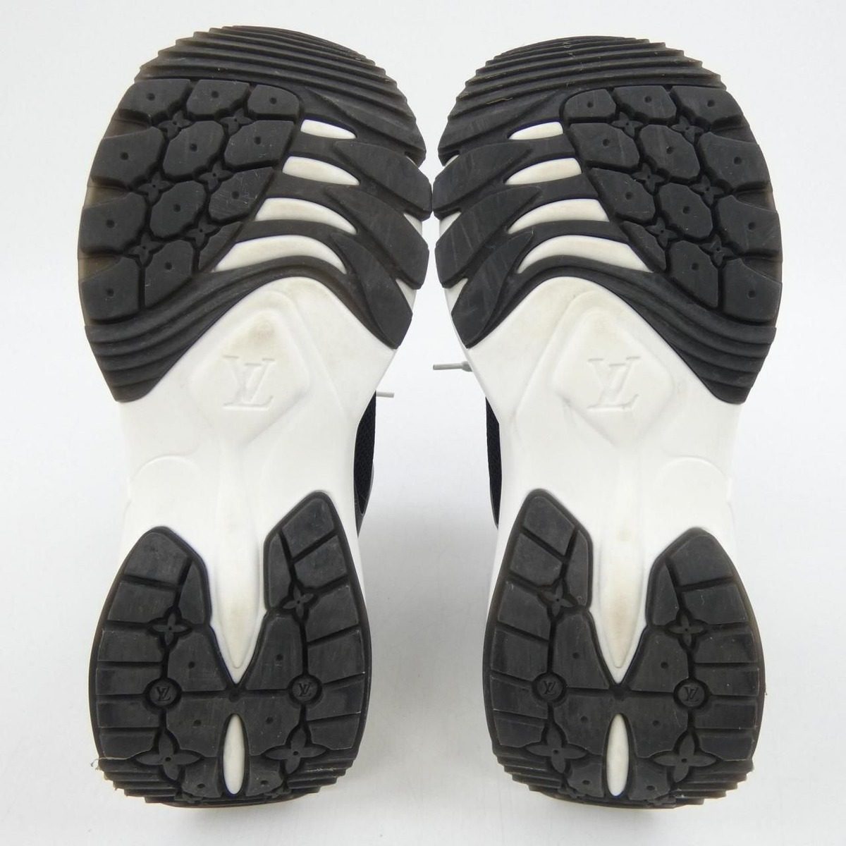 Louis Vuitton Run Sneakers — view 4