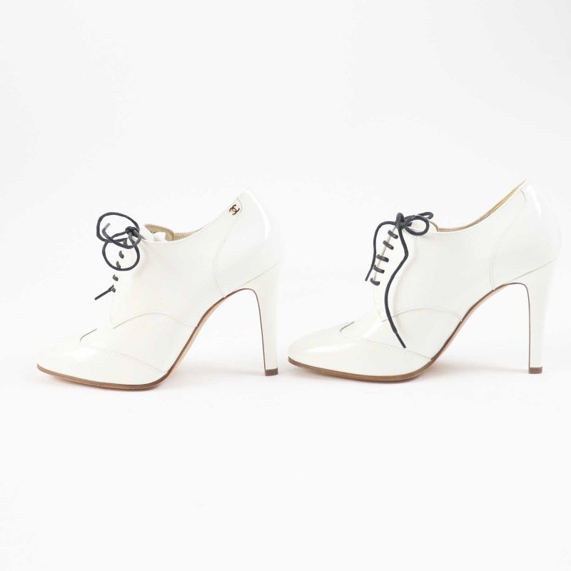 CHANEL 17A G33057 Lace-up Patent Leather Booties With Coco Mark White Gold