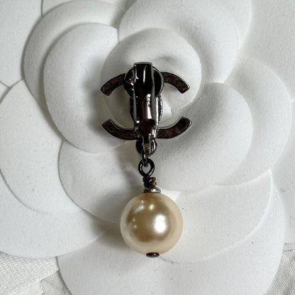 Chanel Pearl Earrings One Ear Silver Coco Mark with Claw S