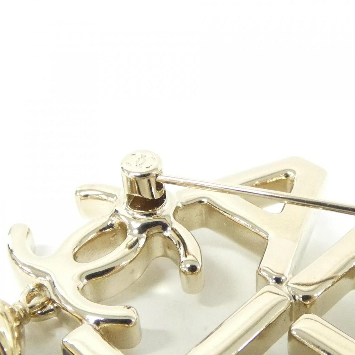Chanel Brooch Gold — view 3
