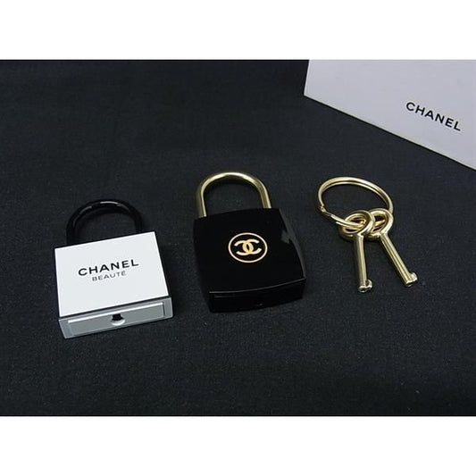 Chanel CC Logo la Collection Cadena Padlock Black White
