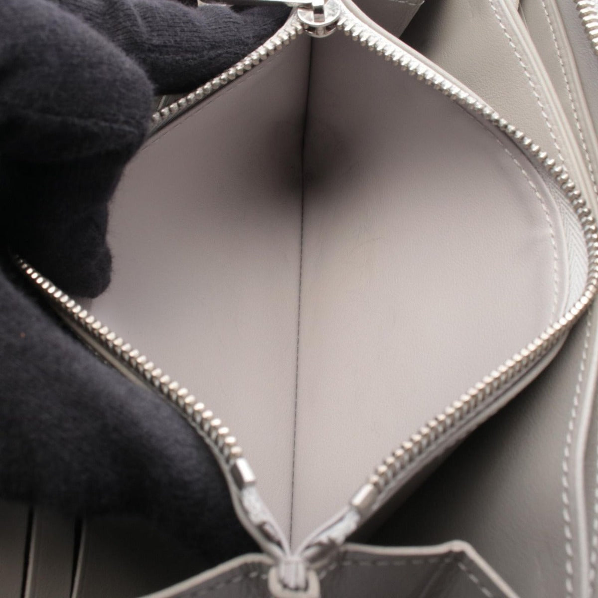 Louis Vuitton Round Wallet Zippy Silver Gray Leather Metallic — view 4