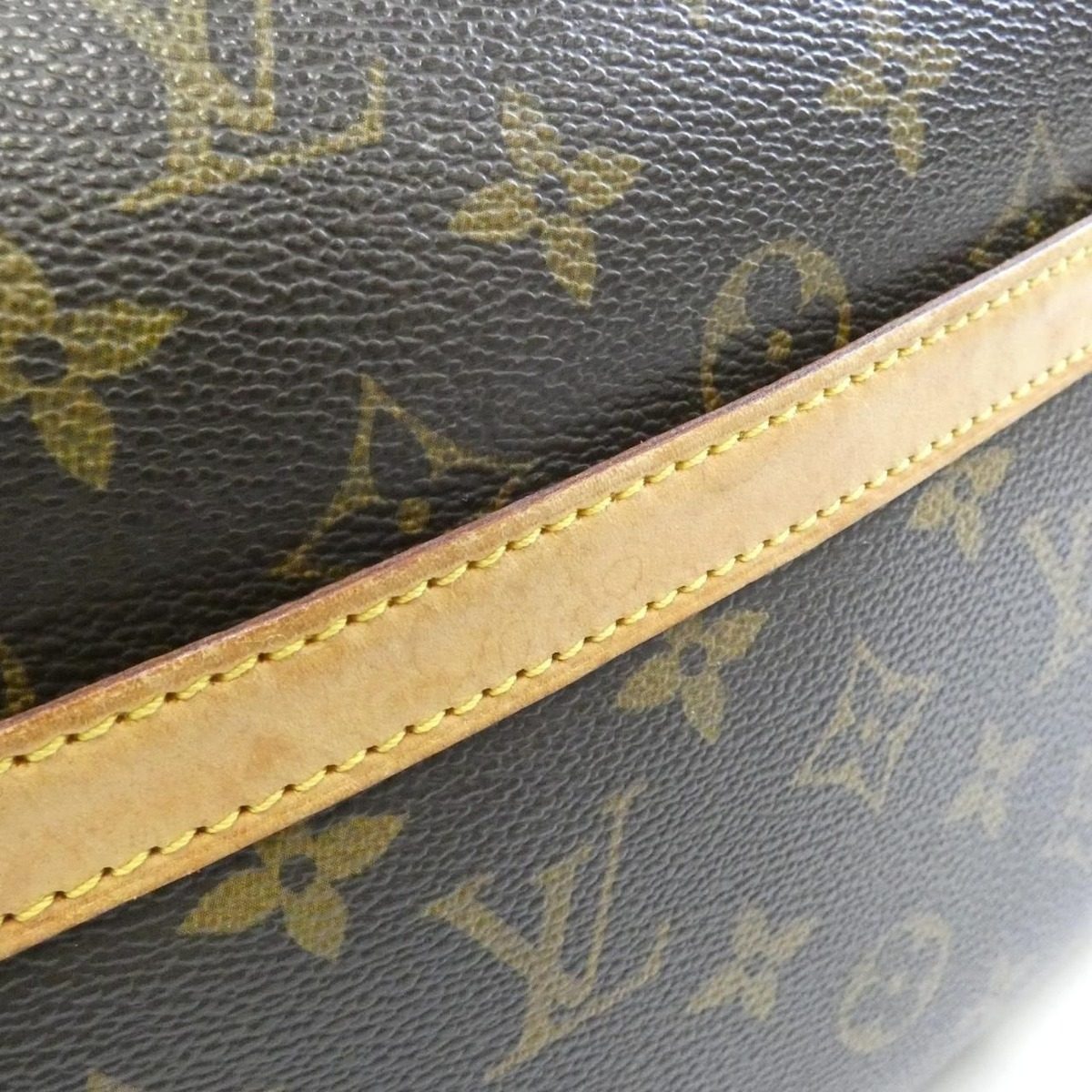 Louis Vuitton Monogram Reporter 28 cm Shoulder Bag — view 4
