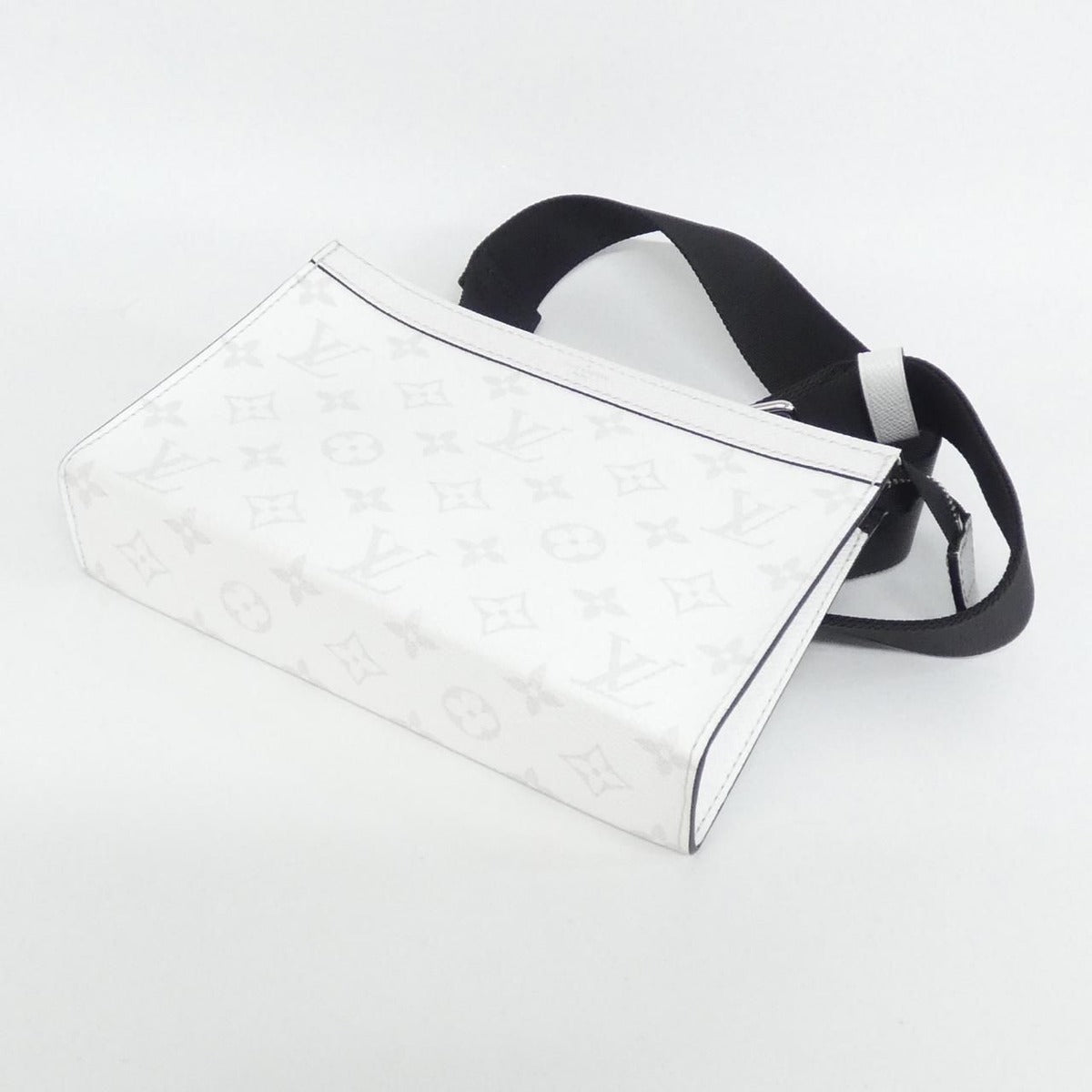 Louis Vuitton Taigarama Gaston Wearable Wallet Shoulder Bag Optical White — view 3