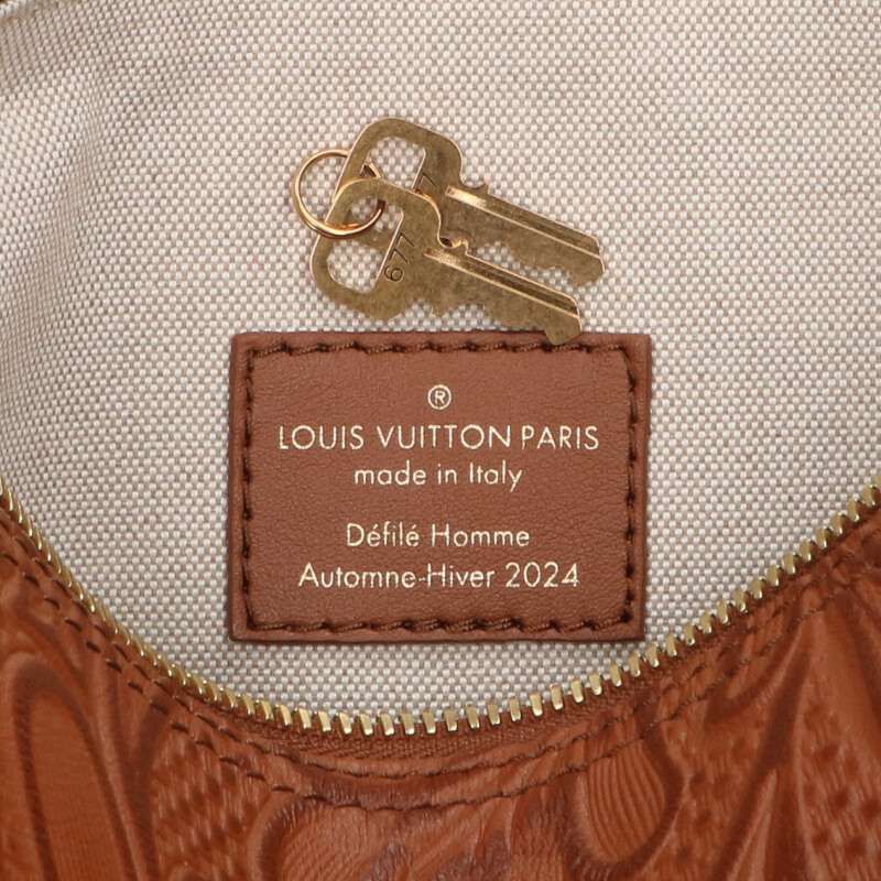 Louis Vuitton M11567 Horseshoe Speedy Embossed Shoulder Bag For Men