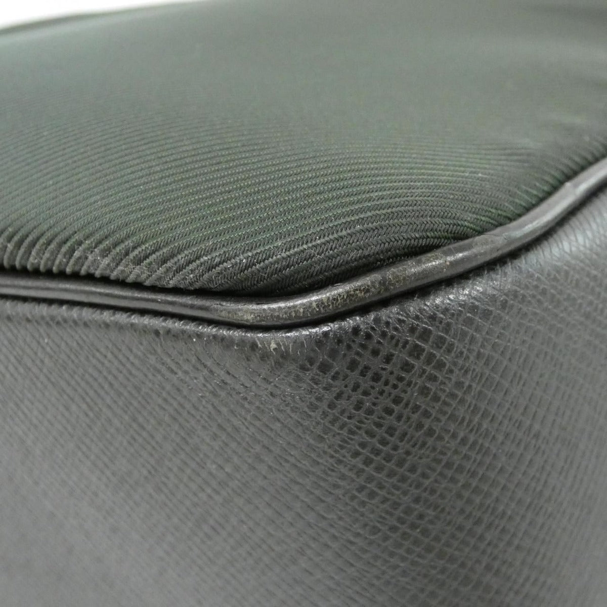 Louis Vuitton Taiga Shoulder Bag Ardoise Mat Silver — view 3