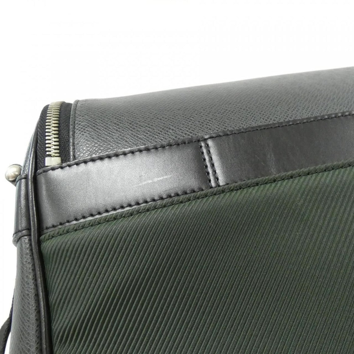 Louis Vuitton Taiga Shoulder Bag Ardoise Mat Silver — view 5