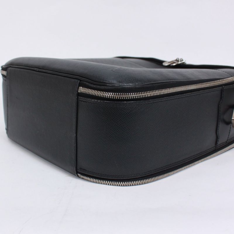 Louis Vuitton Taiga Ardoise Leather Black Shoulder Bag Silver M30762