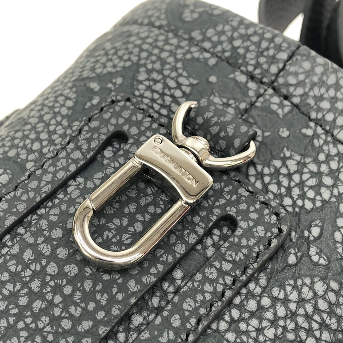 Louis Vuitton Chalk Pouch Silver Gris Granite — view 4