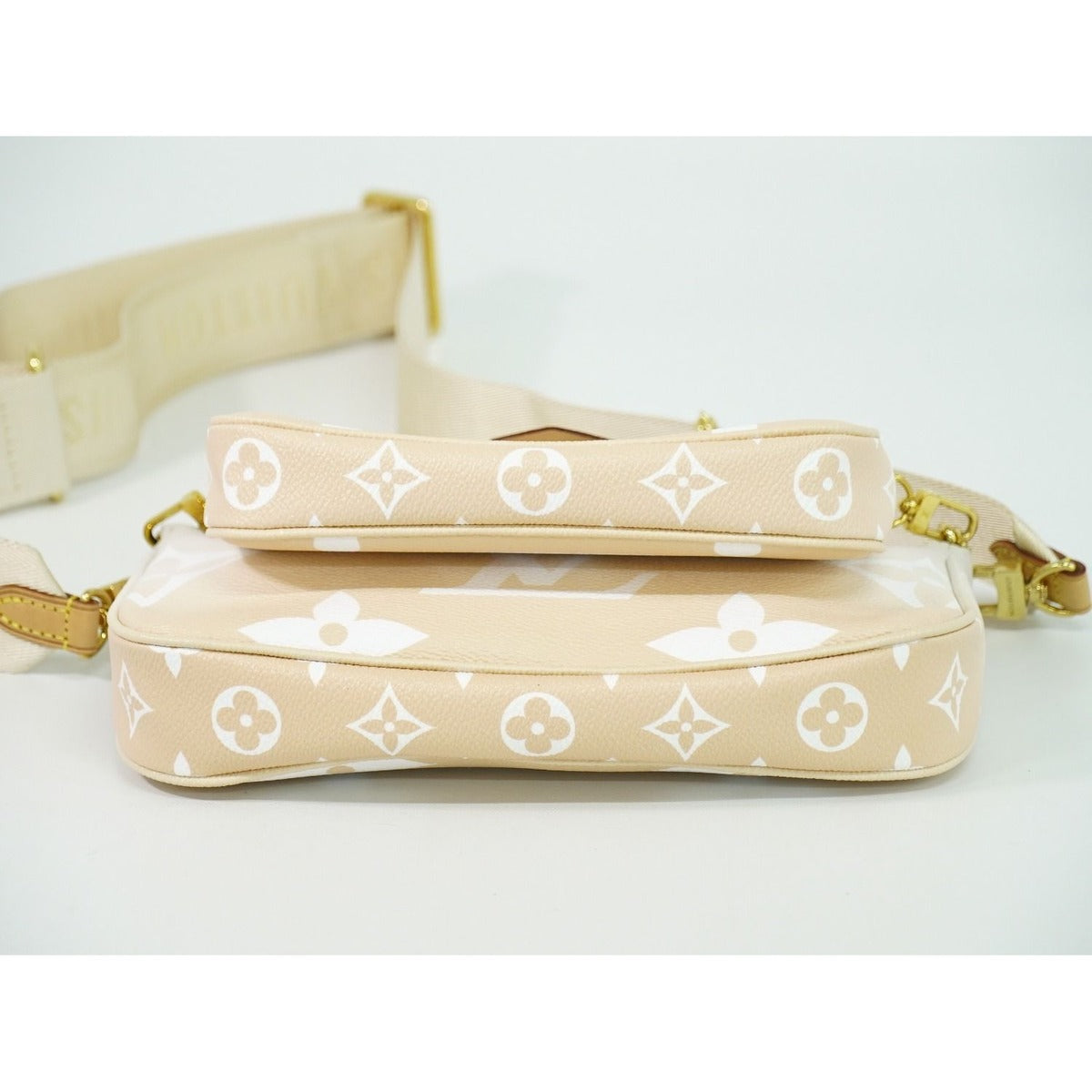 Louis Vuitton LV Multi Pochette Monogram Giant 2-Way Shoulder Bag Plume — view 3