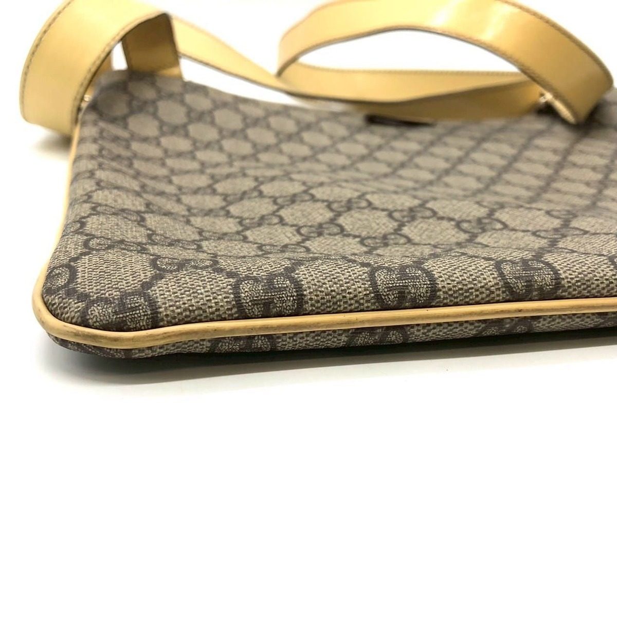 Gucci GG Supreme Shoulder Bag Yellow — view 4