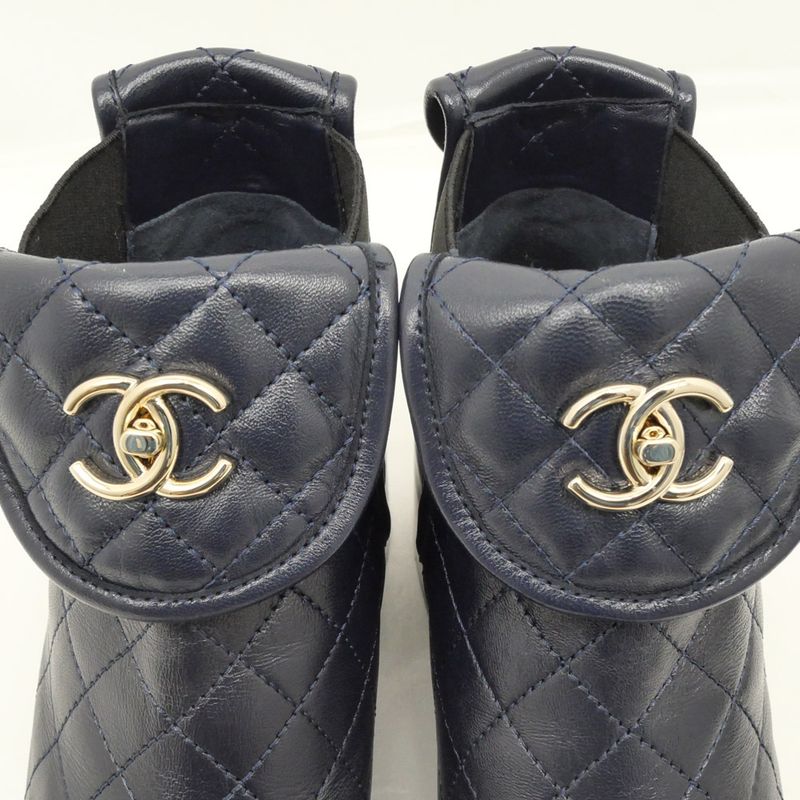 Chanel Matelasse Turnlock Side Gore Shorts Navy - G45144 38 25cm